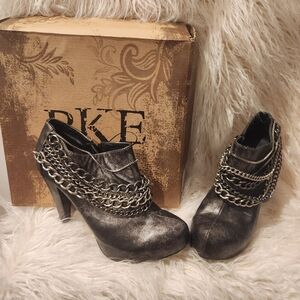 BKE Sole Silver Quincy Chain Ankle Boots 8